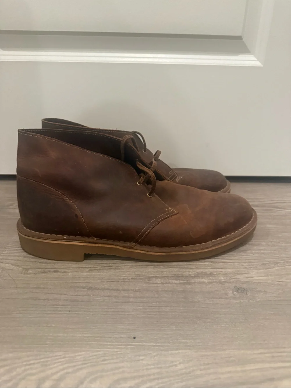 Clarks chukka boots brown leather rubber sole ortholite footbed